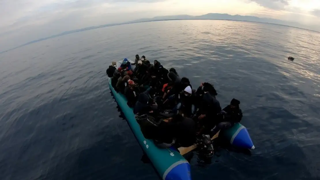 Ayvalık'ta 60 göçmen kurtarıldı