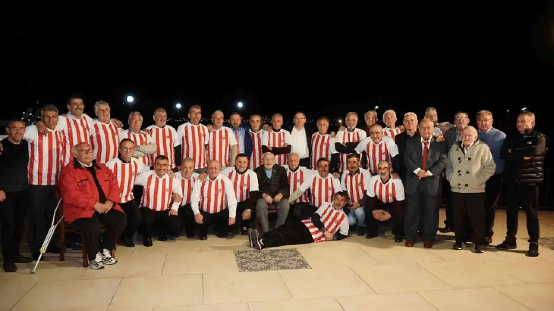 Ayvalık'ta Ergün Tekincan' saygı gecesinde efsane futbolcular buluştu