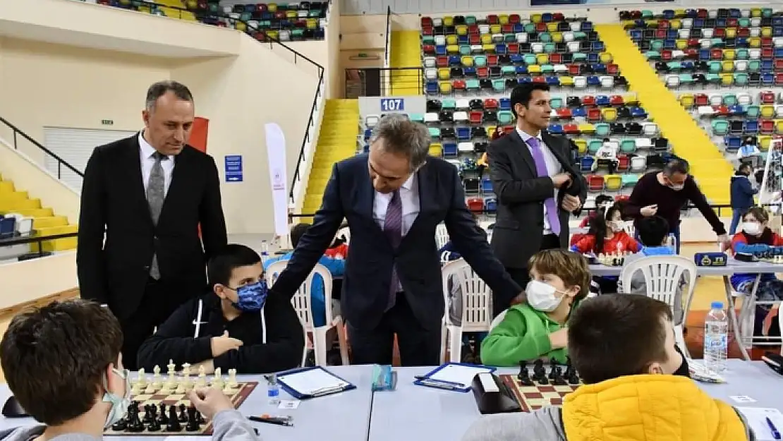 Balıkesir'de öğrenciler satrançta ödül için hamle yaptılar