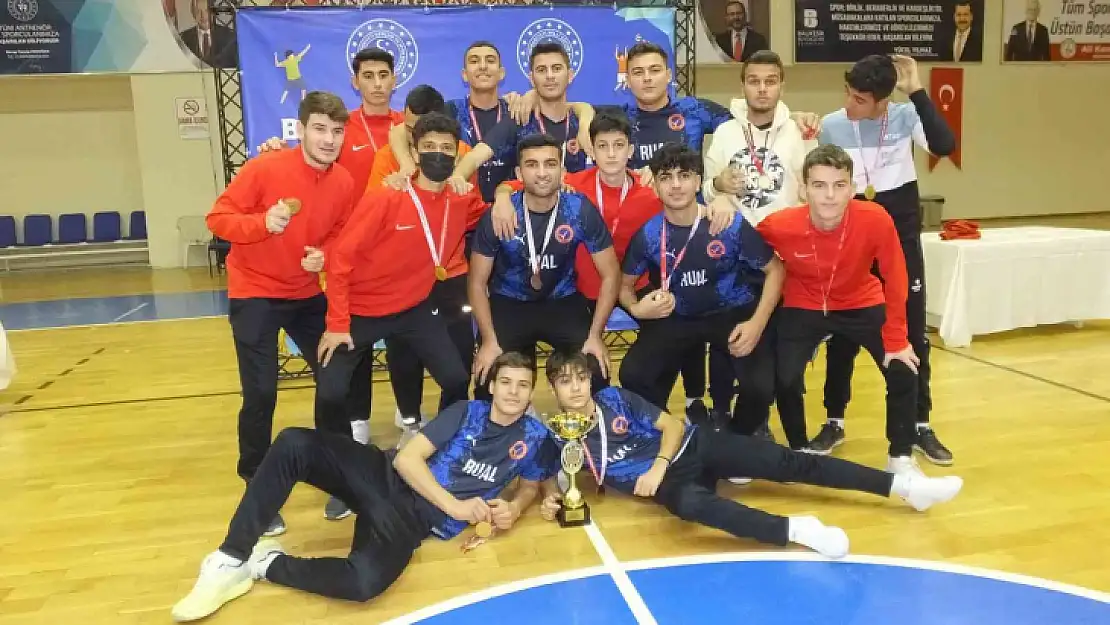 Balıkesir'de Okul Sporları Bölge Birinciliği ödül töreni coşkusu