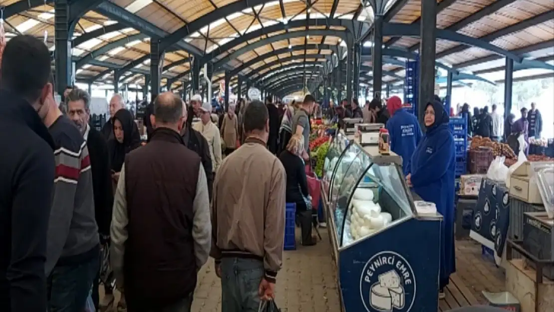 Balıkesir'de pazarda arefe günü yoğunluğu