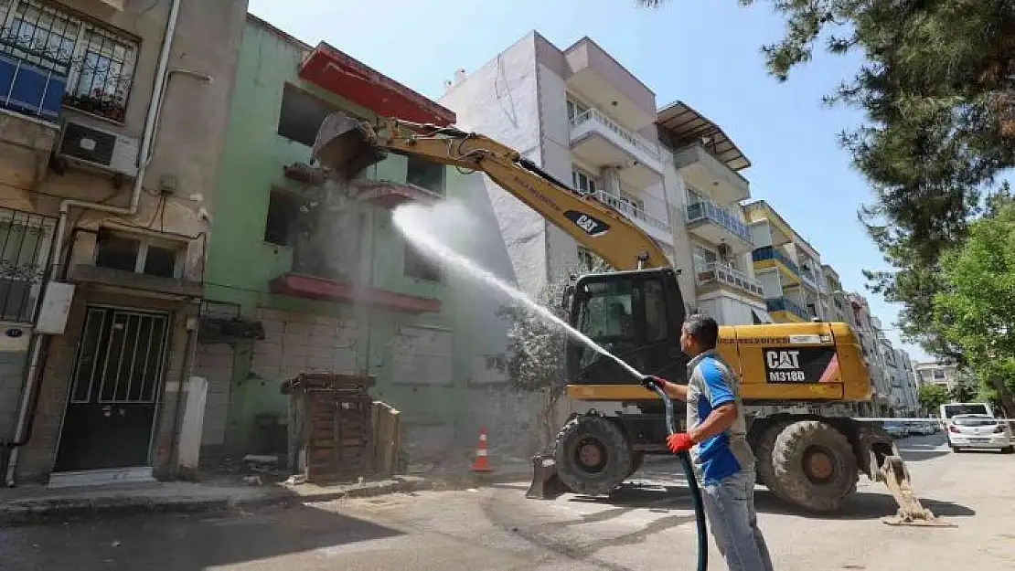 Buca'da riskli yapıların yıkımı sürüyor