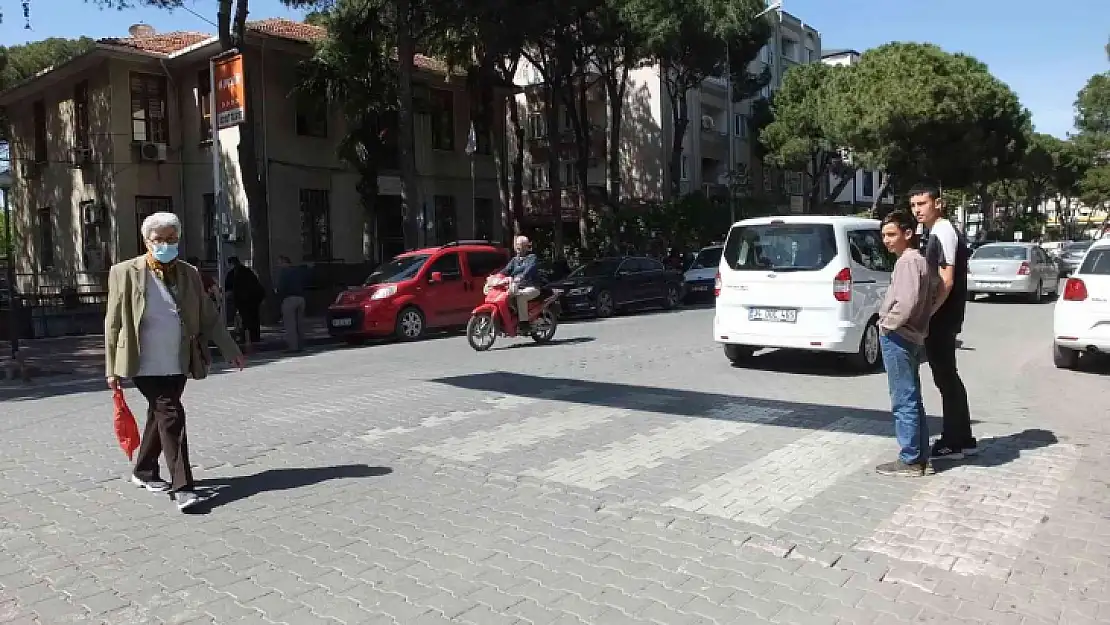 Burhaniye'de silinen yaya çizgileri vatandaşları tedirgin etti