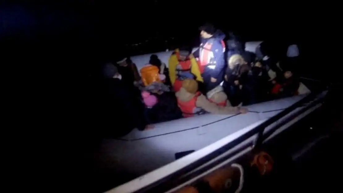 Çanakkale açıklarında 33 göçmen kurtarıldı