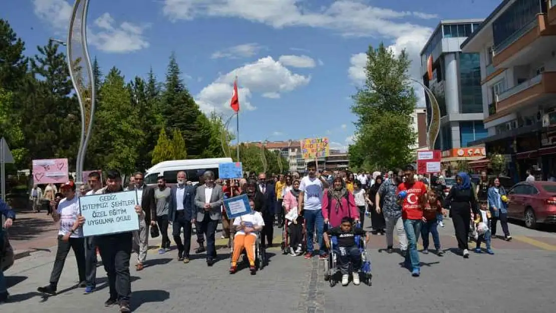 Engellilerden farkındalık yürüyüşü