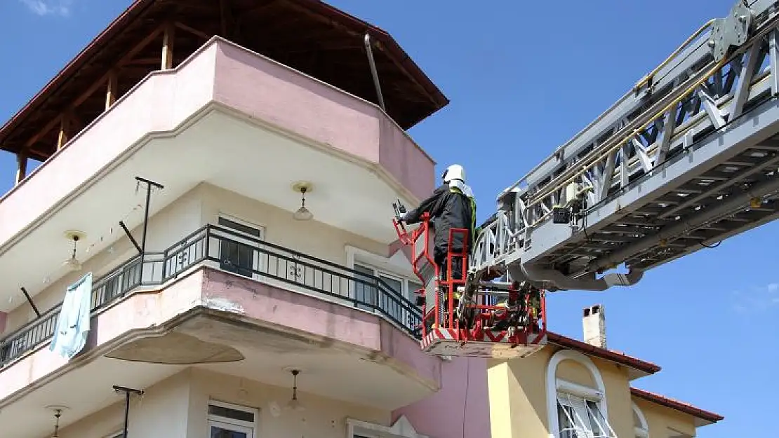 Evde düşen yaşlı kadının imdadına itfaiye ve sağlık ekipleri yetişti