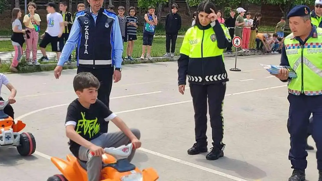 Gediz'de öğrencilere uygulamalı trafik eğitimi