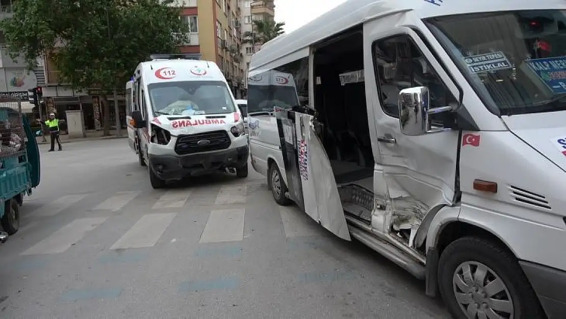 Hasta taşıyan ambulans dolmuşla çarpıştı 2 yaralı