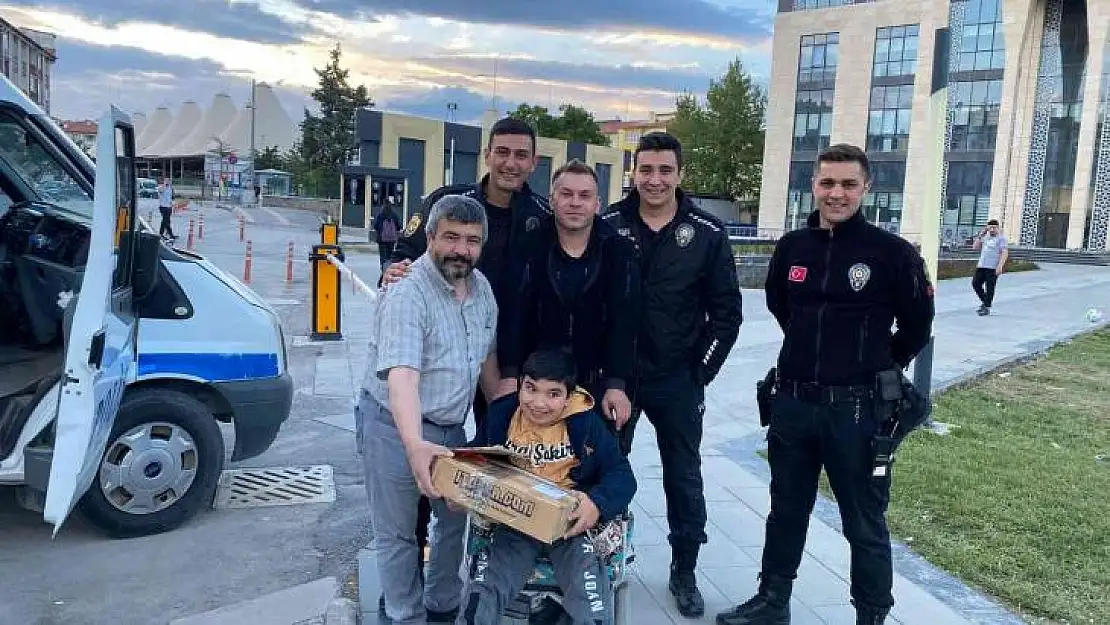 Kütahya'da Çevik Kuvvet polislerinden anlamlı hediye