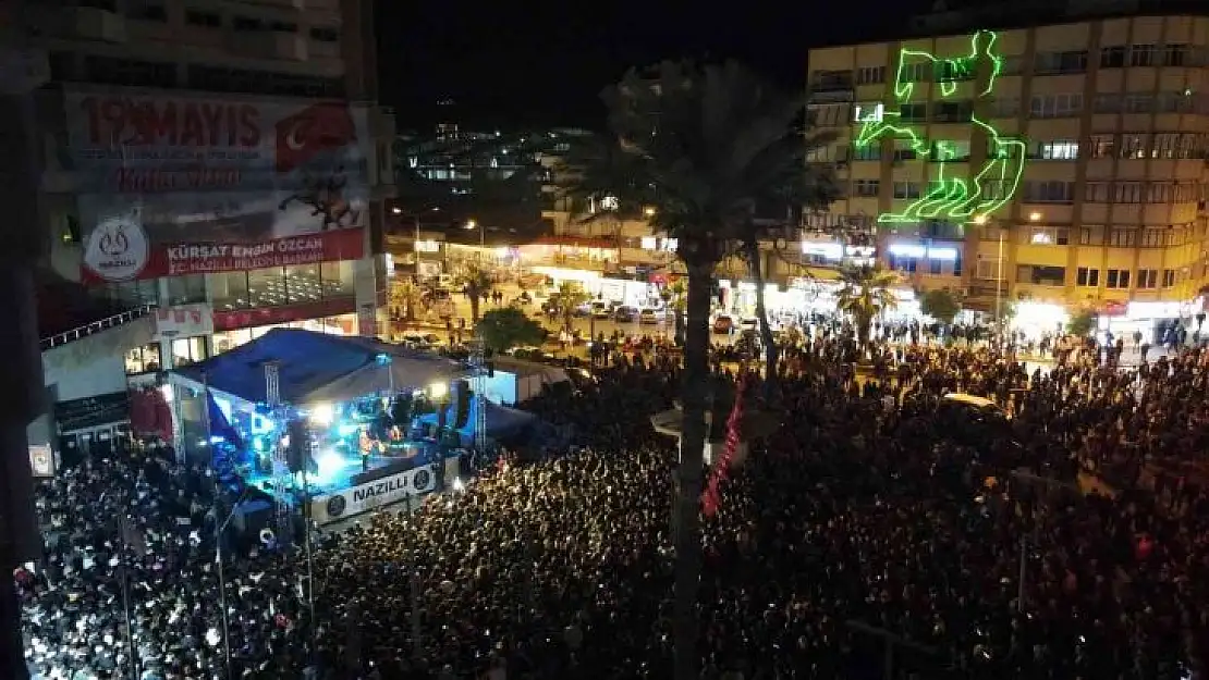 Nazilli'deki gençlik konserlerini binlerce kişi izledi