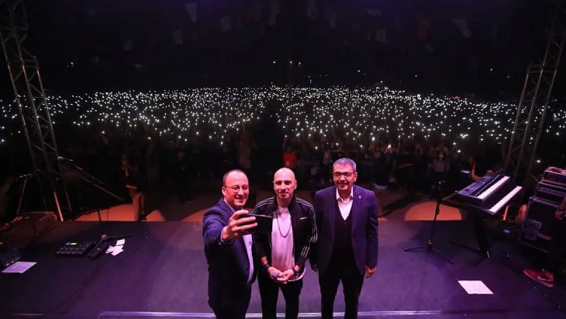 Pamukkale'de binlerce genç 'Gripin' konserinde coştu