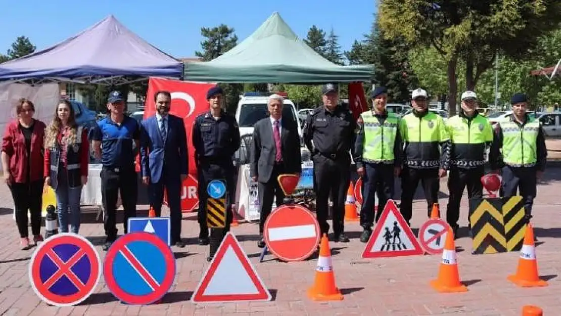 Polis ve jandarma ekipleri 'Daha güvenli trafik için stant' açtı