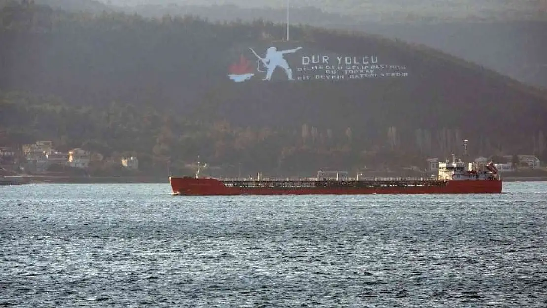 Rusya'dan ayçiçek yağı taşıyan gemi Çanakkale Boğazı'ndan geçti