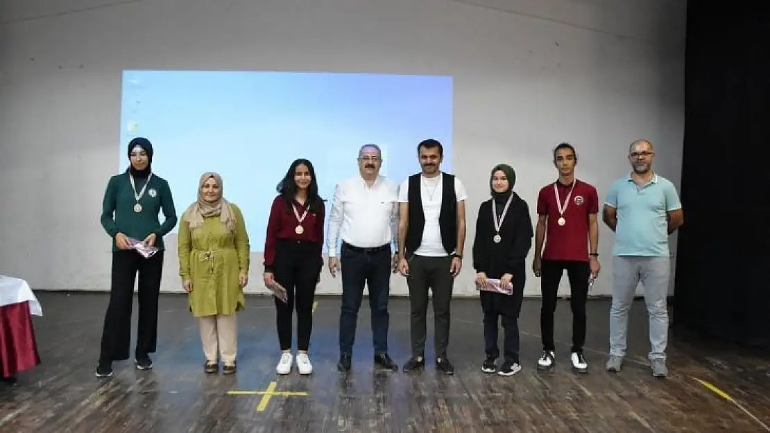 Salihli'de Liseler Arası Akıl ve Zeka Oyunları Turnuvası düzenlendi
