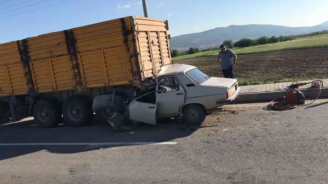 Tıra arkadan çarpan otomobil bir aileye mezar oldu