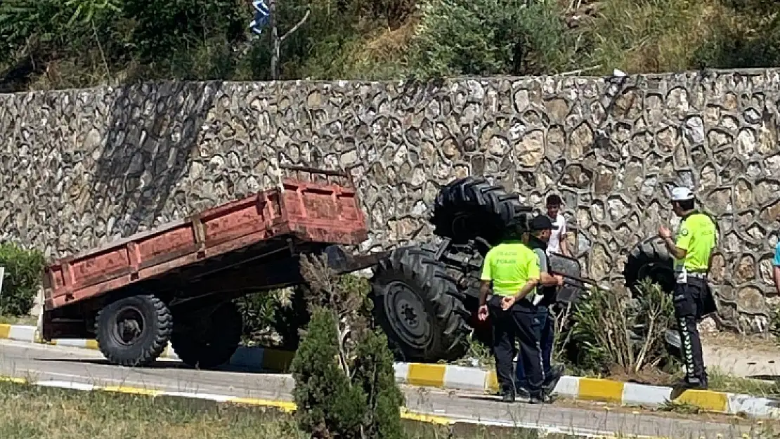 Traktörün emniyet demiri sürücünün hayatını kurtardı