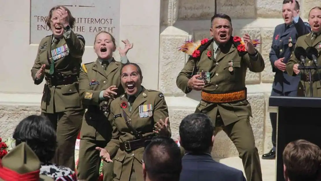 Yeni Zelanda askerleri atalarını 'haka' dansıyla andı