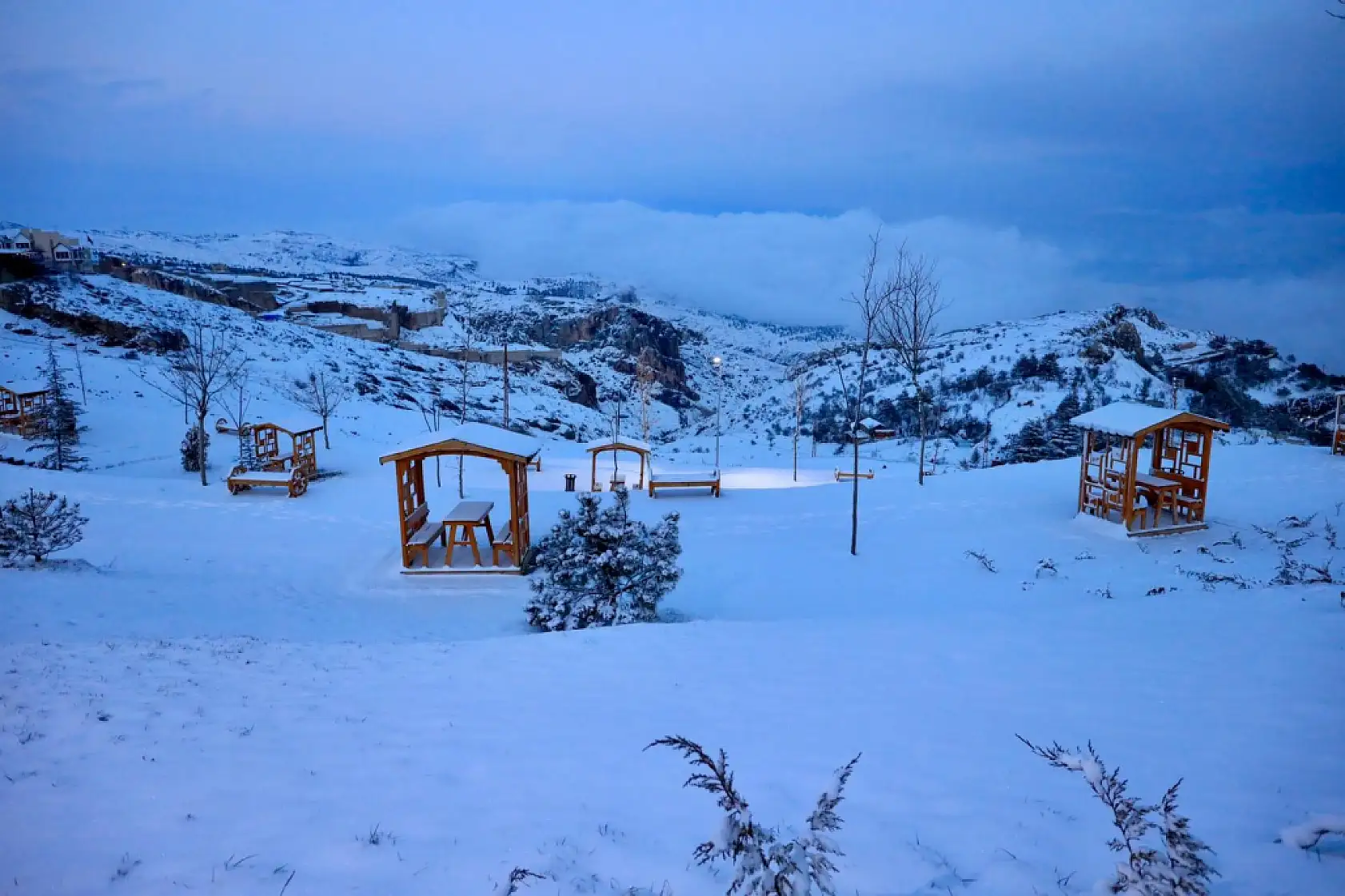 Karla kaplanan Harput'ta gece ışıkları ile görsel şölen