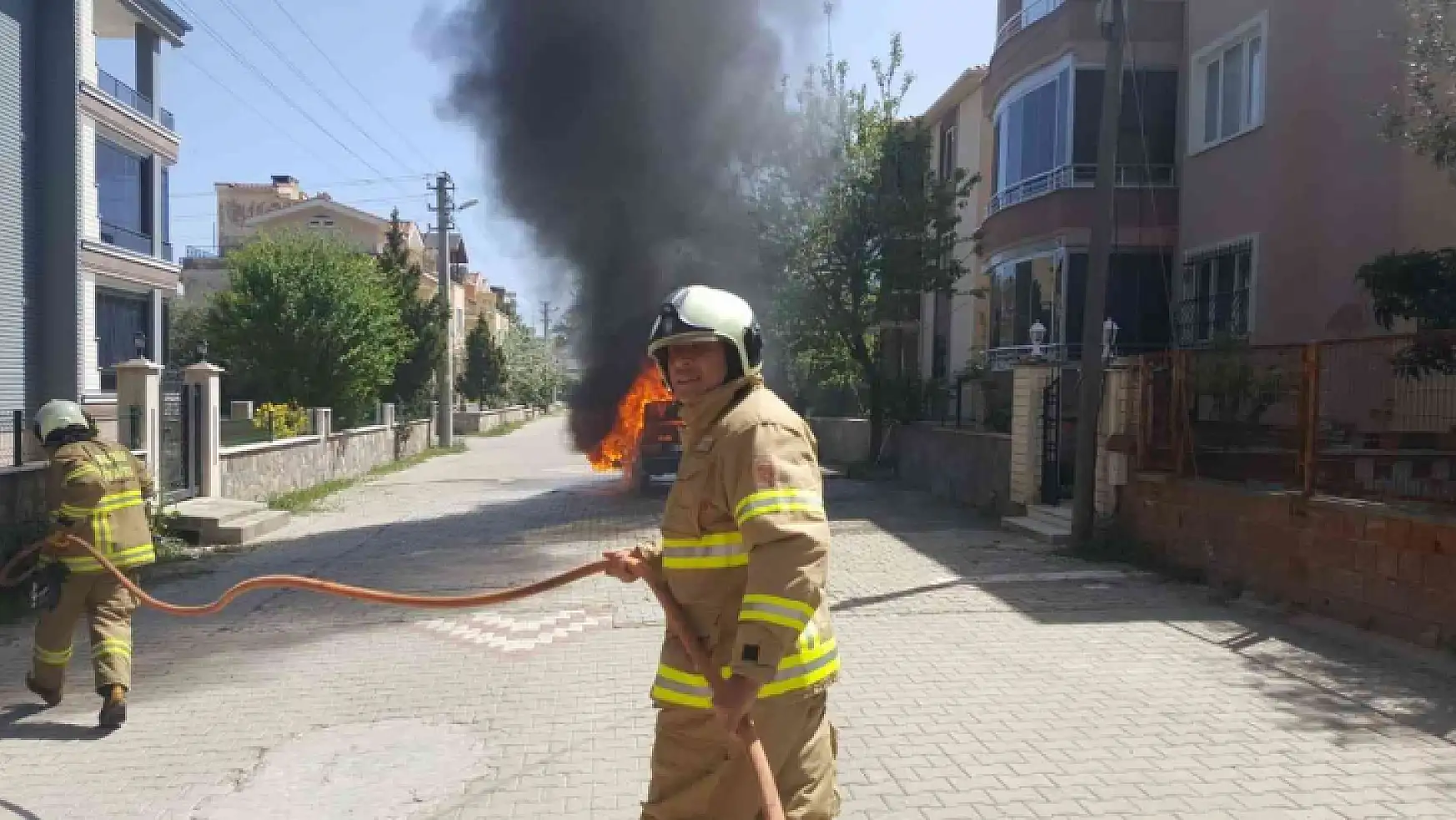 Edremit'te otomobil alev alev yandı