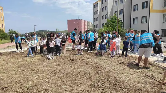300 fidan topraklarla buluştu