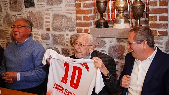 Ayvalık'ta Ergün Tekincan' saygı gecesinde efsane futbolcular buluştu
