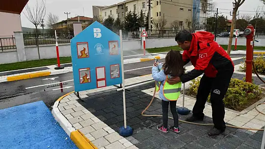Balıkesir'de çocuklara uygulamalı trafik eğitimi