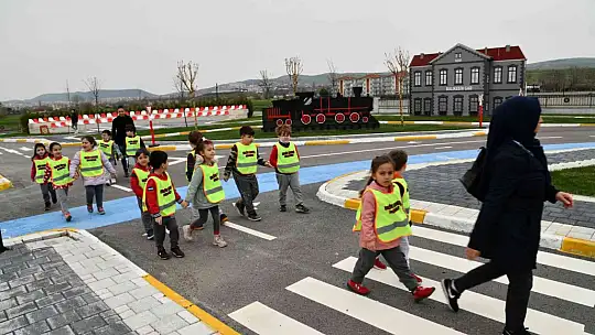 Balıkesir'de çocuklara uygulamalı trafik eğitimi