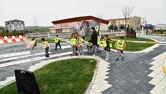 Balıkesir'de çocuklara uygulamalı trafik eğitimi