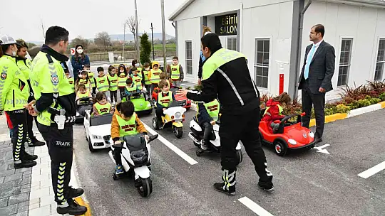 Balıkesir'de çocuklara uygulamalı trafik eğitimi
