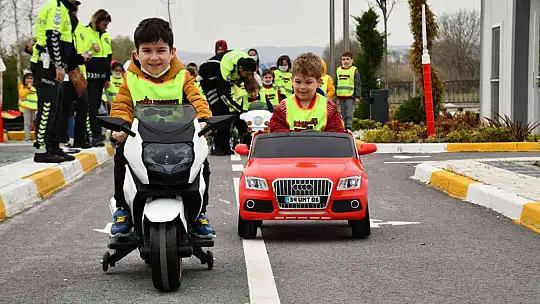 Balıkesir'de çocuklara uygulamalı trafik eğitimi
