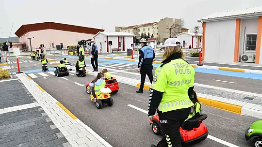 Balıkesir'de çocuklara uygulamalı trafik eğitimi