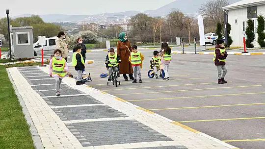 Balıkesir'de çocuklara uygulamalı trafik eğitimi