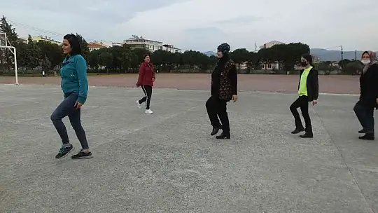 Balıkesirli kadın efeler zeybek ve çökertme öğrendi