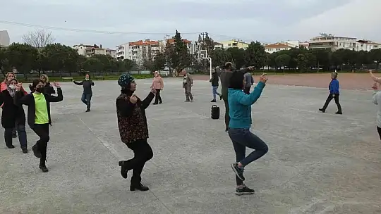 Balıkesirli kadın efeler zeybek ve çökertme öğrendi