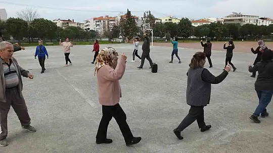 Balıkesirli kadın efeler zeybek ve çökertme öğrendi