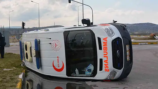 Bigadiç'te ambulans kaza yaptı