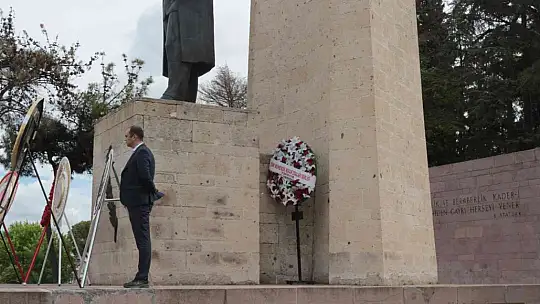 Çelenkler rüzgarın azizliğine uğradı