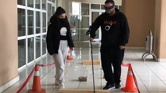 Empati kurmak için bir günlüğüne engelli oldular