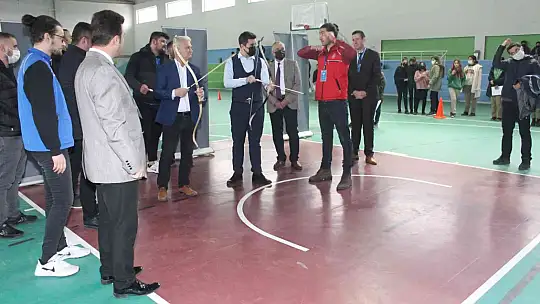 Kaymakam Çelik ve Başkan Barçın ok attı