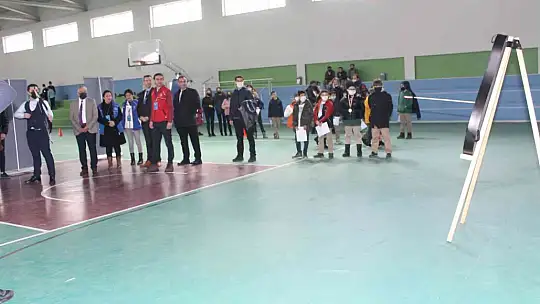 Kaymakam Çelik ve Başkan Barçın ok attı