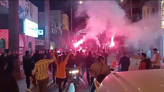 Şampiyon Ayvalıkgücü'ne coşkulu karşılama