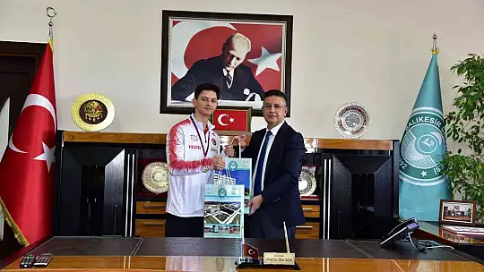Şampiyon sporcudan, Rektör Prof. Dr. İlter Kuş'a ziyaret