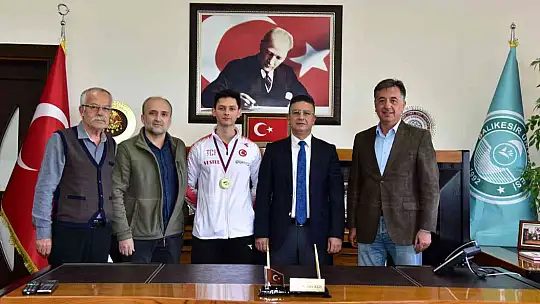 Şampiyon sporcudan, Rektör Prof. Dr. İlter Kuş'a ziyaret
