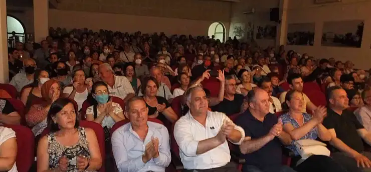 Burhaniye'de Türkülerle Yaza Merhaba konserine büyük ilgi