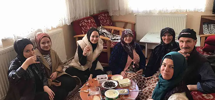 Kepsut'ta öğrenciler yaşlı bireyleri ziyaret etti