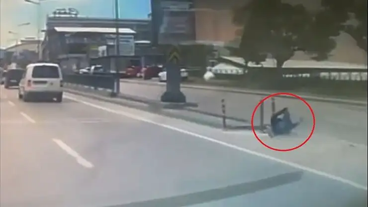 Bursa'da görülmemiş kaza..Motosiklet sürücüsünün ölümden döndüğü anlar kamerada