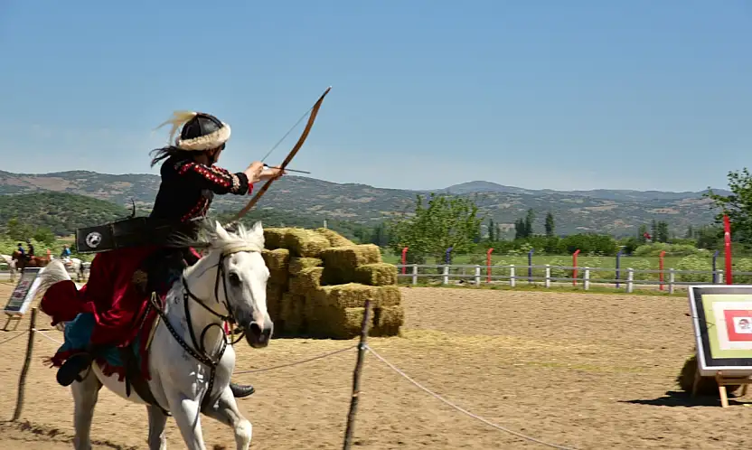 Sındırgı'da sınırları aşan Atlı Okçuluk yarışması
