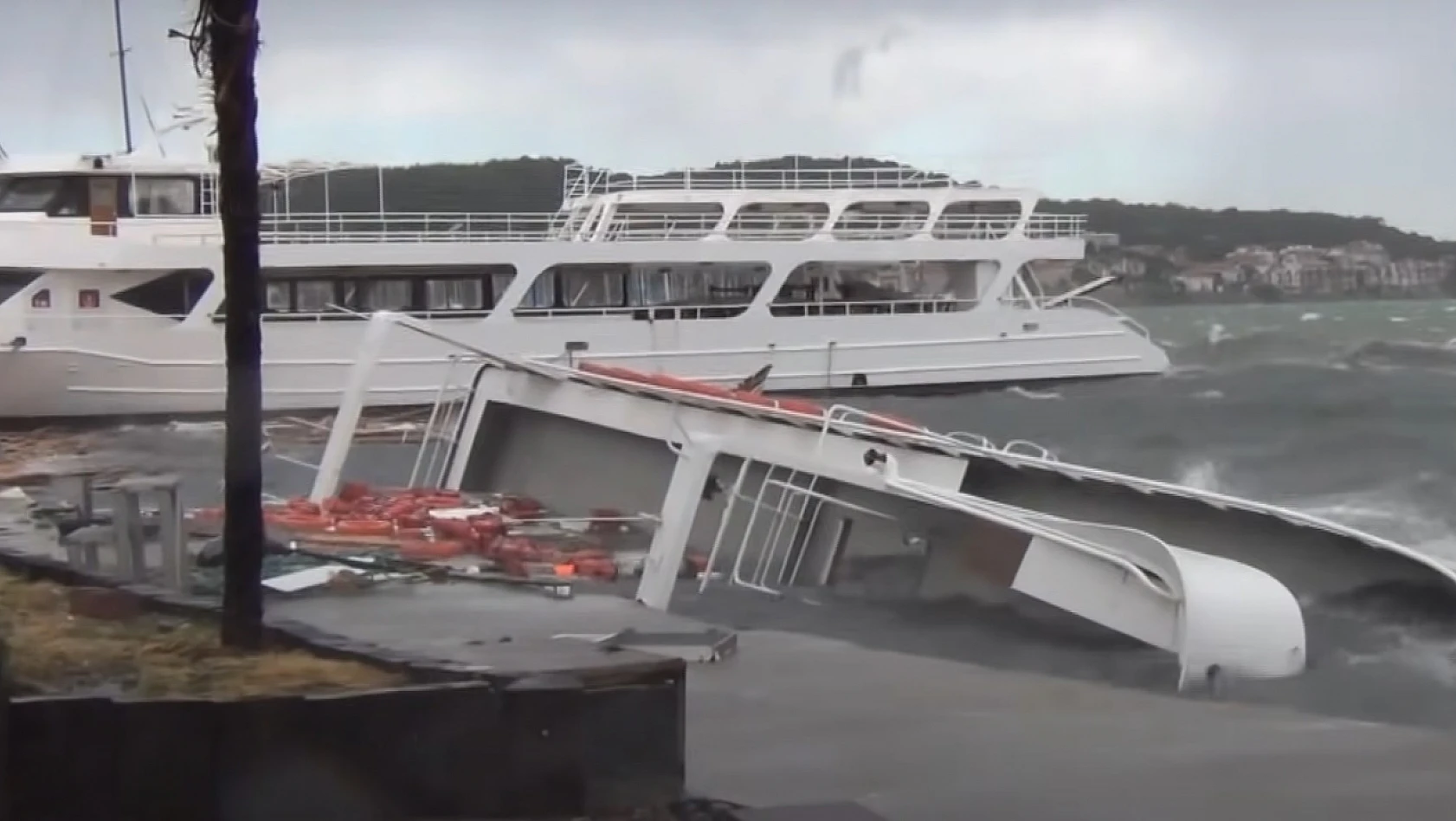 Ayvalık'ta fırtına dehşeti... Balıkçı tekneleri parçalandı