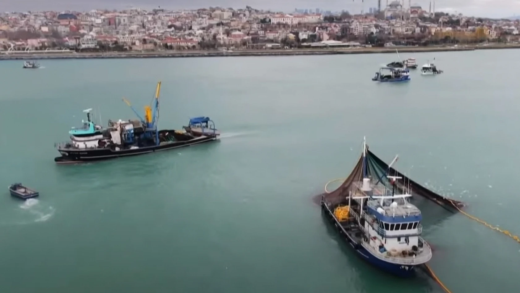 İstanbul'da balıkçıların kış mesaisi