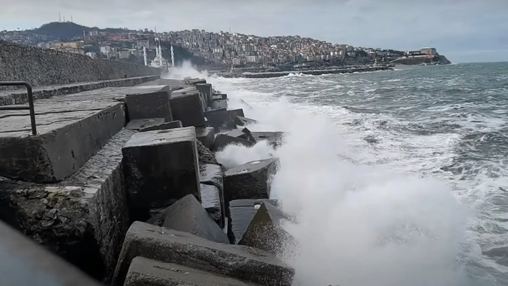 Zonguldak'ta dev dalgalar liman duvarına ulaştı